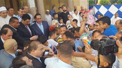 بالصور .. محافظ القليوبية يؤدي صلاة عيد الفطر بمسجد ناصر ببنها