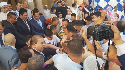 محافظ القليوبية يوزع الهدايا والحلوى على الأطفال عقب صلاة العيد
