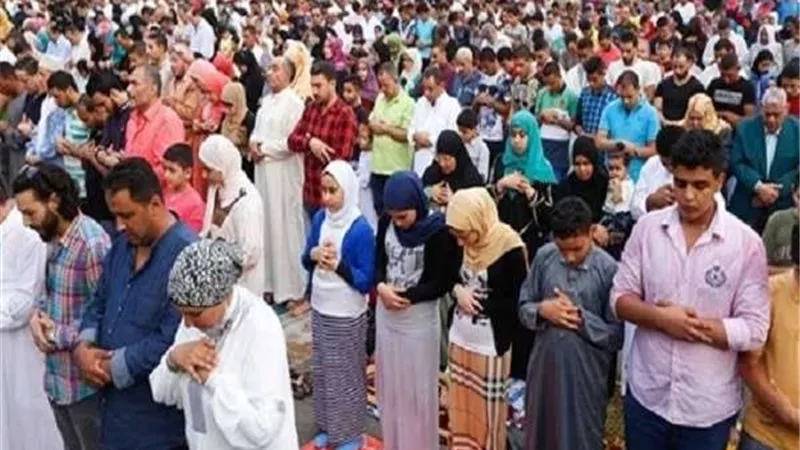 الآلاف من المواطنين يؤدون صلاة عيد الفطر في ميدان مصطفى محمود