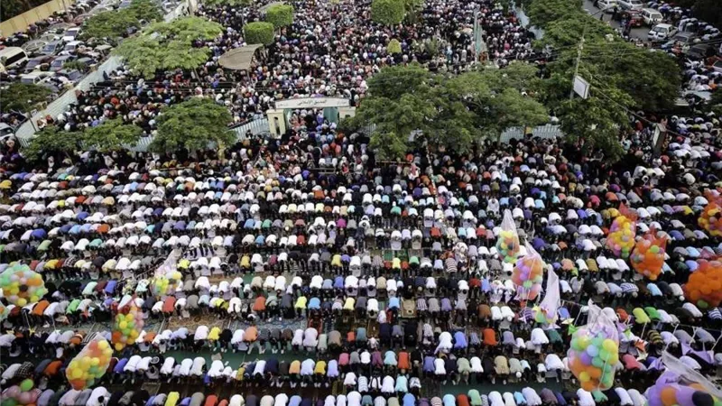 أهالي سوهاج يؤدون صلاة عيد الفطر داخل 207 ساحات و6 آلاف مسجد