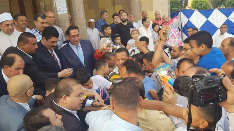 بالصور .. محافظ القليوبية يؤدي صلاة عيد الفطر بمسجد ناصر ببنها