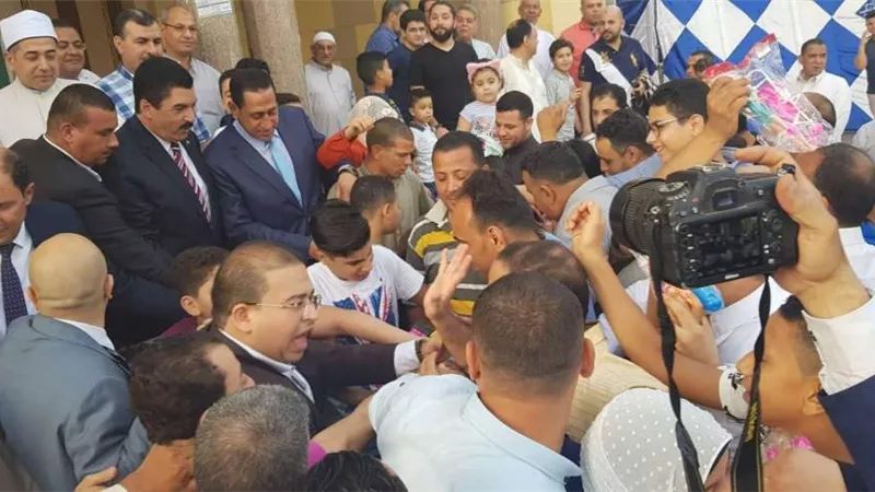 محافظ القليوبية يوزع الهدايا والحلوى على الأطفال عقب صلاة العيد
