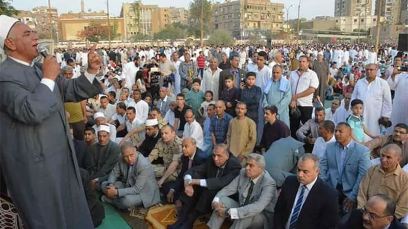 محافظ المنيا يؤدي صلاة عيد الفطر بساحة مدرسة الفريق صفي الدين أبوشناف