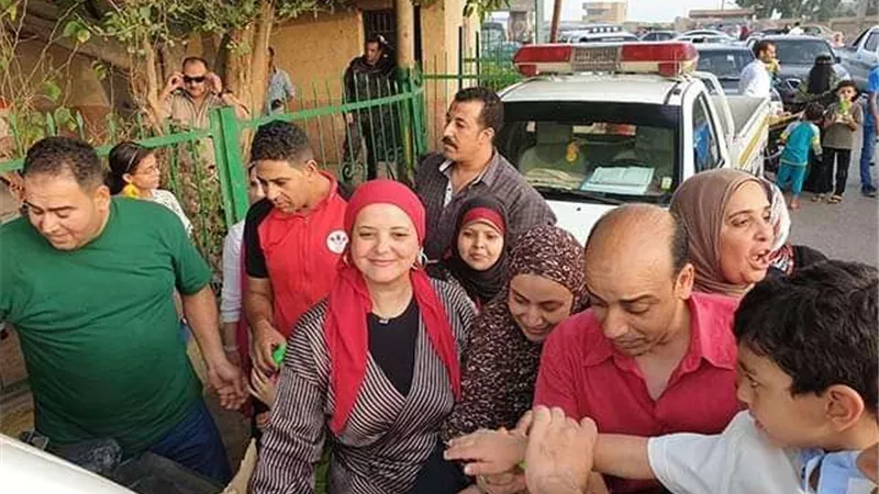 مجلس مدينة القناطر يوزع الهدايا علي الأطفال