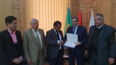 رئيس جامعة بنها يبحث التعاون مع 