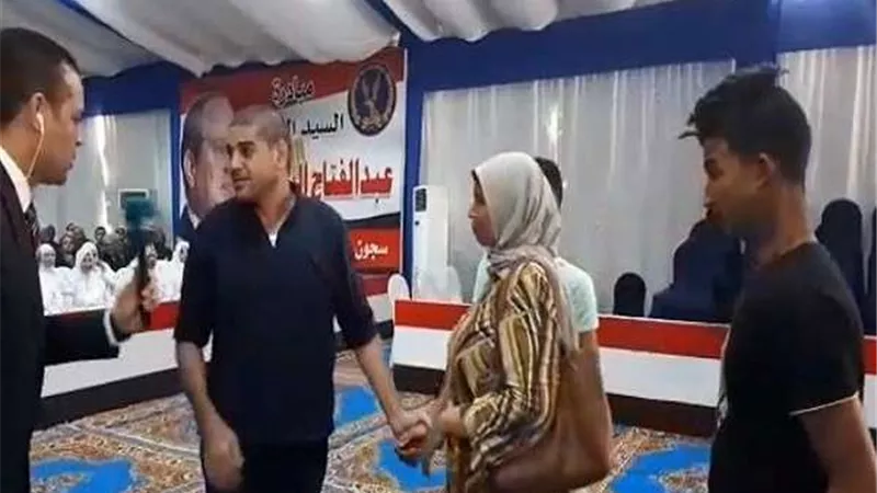 أحد المفرج عنهم يستقبل أهله بالأحضان.. ويتوجه بالشكر للرئيس السيسي