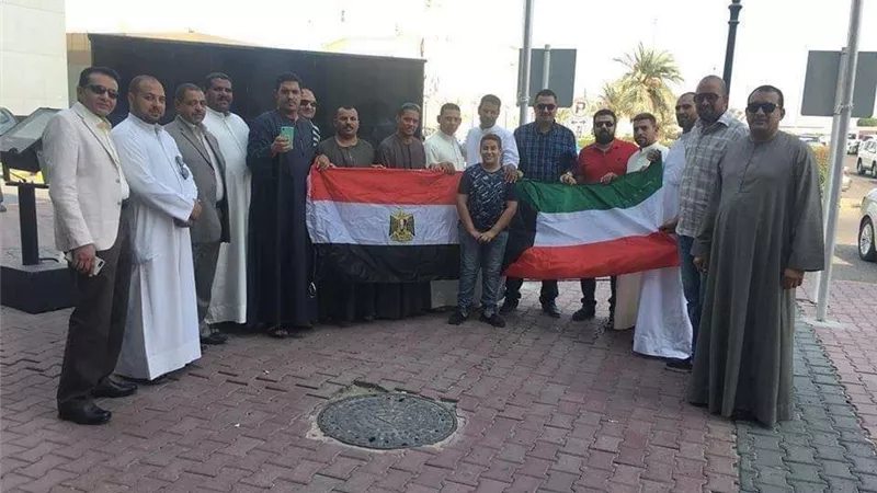 لفتة إنسانية.. أبناء الجالية المصرية بالكويت يزورون المرضى لجبر خواطرهم