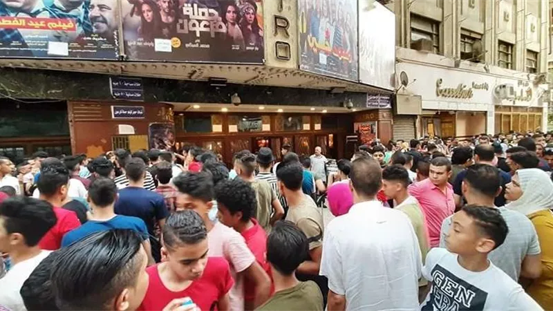 بالصور.. زحام أمام سينمات وسط البلد في ثاني أيام العيد