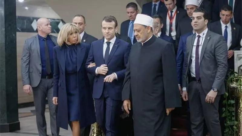 ماكرون يشيد بدور الطيب في مواجهة الإرهاب والعنف