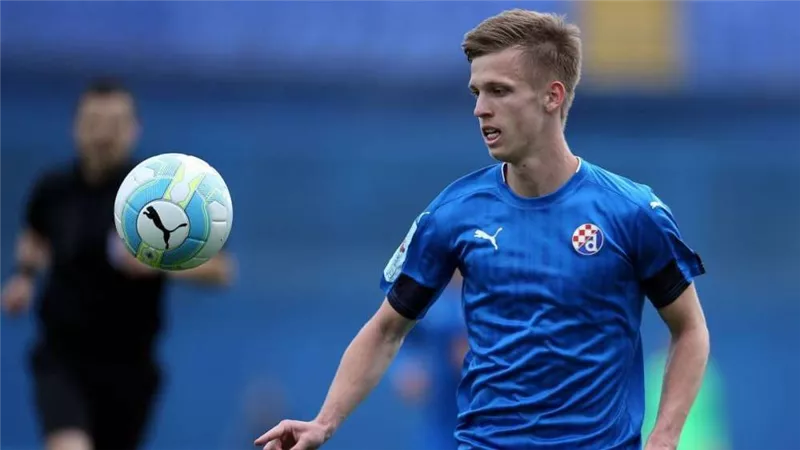 صراع بين ريال مدريد وبرشلونة لضم لاعب 