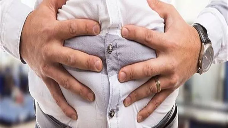 بدون أدوية.. 3 مشروبات منزلية تخلصك من غازات البطن
