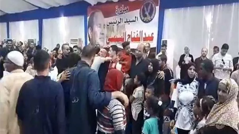 فيديو.. الغارمون المفرج عنهم يستقبلون ذويهم بالدموع