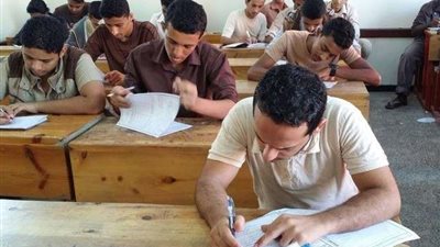 طلاب الثانوية العامة يؤكدون سهولة امتحان اللغة العربية اليوم