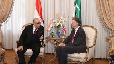 السفير البريطانى يصل إلى مقر حزب الوفد