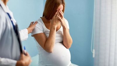 أبرزها نقص حجمه.. تعرفي على مخاطر التوتر على صحة الجنين