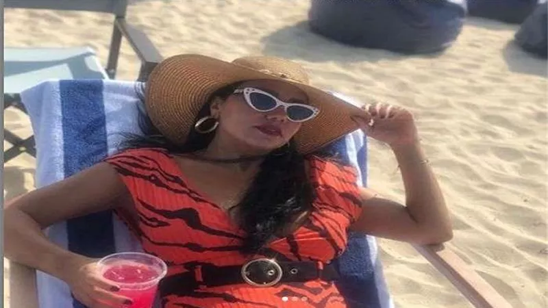 بالصور.. بإطلالة جذابة رانيا يوسف تخطف أنظار جمهورها على الشاطئ