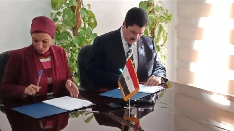 وزارة البيئة توقع بروتوكول تعاون مع محافظ القليوبية لتجميل الشوارع