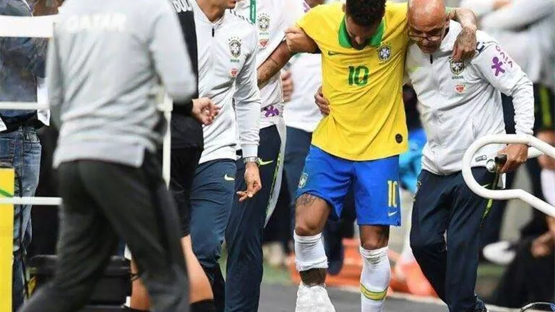 باريس سان جريمان يعلن مدة غياب نيمار عن الملاعب