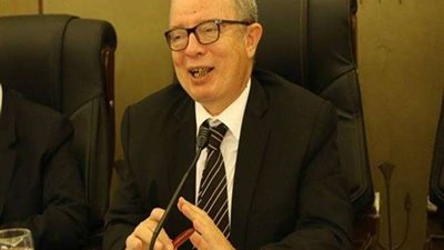 موازنة البرلمان على طاولة اجتماعات 