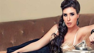 دينا تكشف تفاصيل واقعة صورتها شبه العارية