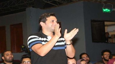 مصطفى خاطر يشيد بمسرحية 