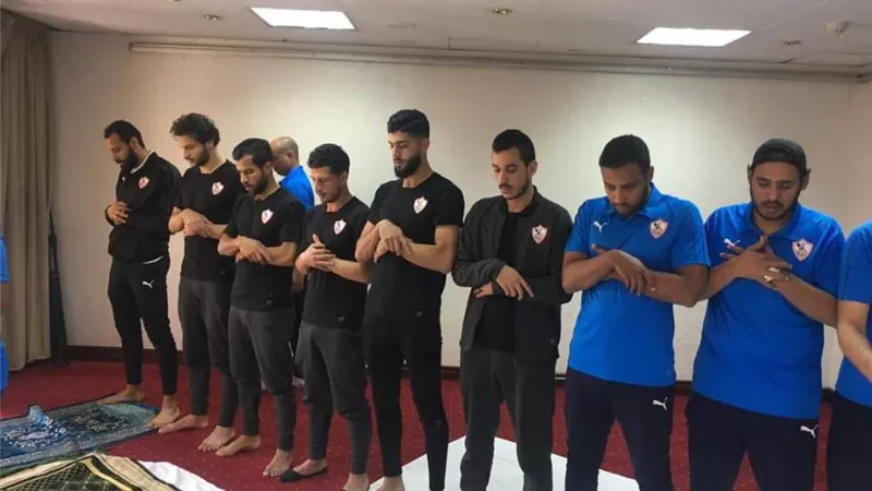بعثة الزمالك تؤدي صلاة الجمعة بفندق الإقامة في نيروبي