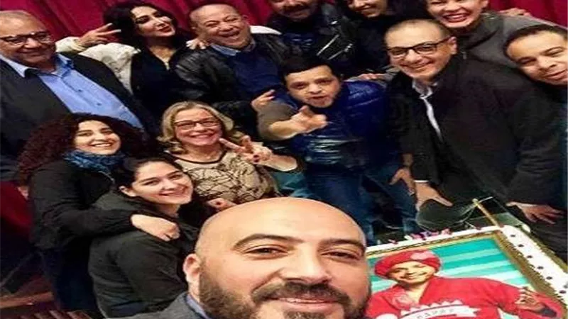 مجدي الهواري يحتفل بعيد ميلاد محمد هنيدي على المسرح