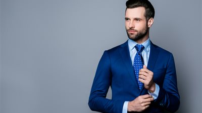 للرجال.. 8 خطوات لارتداء البدلة الزرقاء بأناقة في الصيف