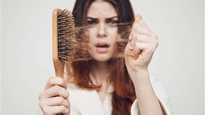 لو شعرك بيقع وخفيف.. وصفة مذهلة للتخلص من تساقط الشعر