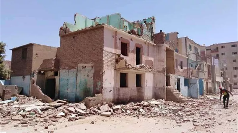 محافظ المنيا: استكمال إزالة مباني مدينة العمال بالمحافظة