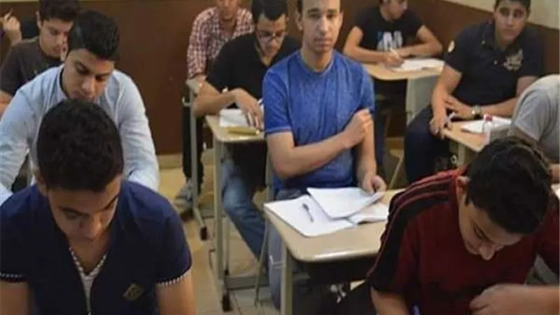 ولي أمر طالب يتهم مراقبي لجنة بالتسبب في ضياع ورقة إجابة نجله