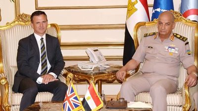 وزير الدفاع يبحث مع نظيره البريطاني سبل تعزيز العلاقات العسكرية بين البلدين