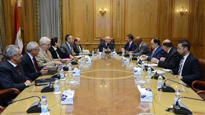 وزير الانتاج الحربي يلتقي وفد شركة 