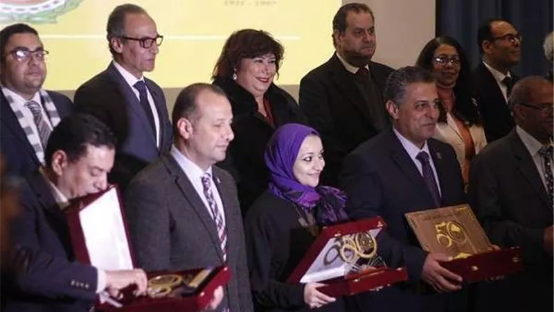 وزيرة الثقافة توزع جوائز معرض القاهرة الدولي للكتاب