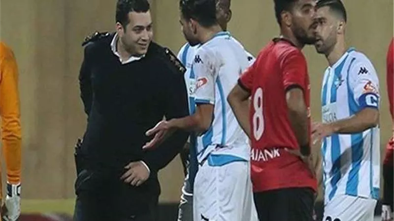 هاني حتحوت يكشف سر نزول الضابط للملعب