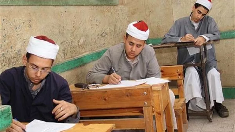 طلاب الثانوية الأزهرية يؤدون امتحان مادة التاريخ اليوم