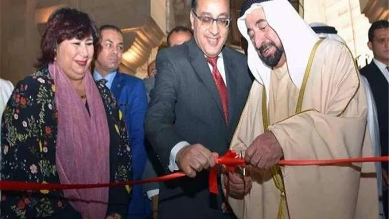 حاكم الشارقة يتفقد جناح وزارة الدفاع بمعرض الكتاب