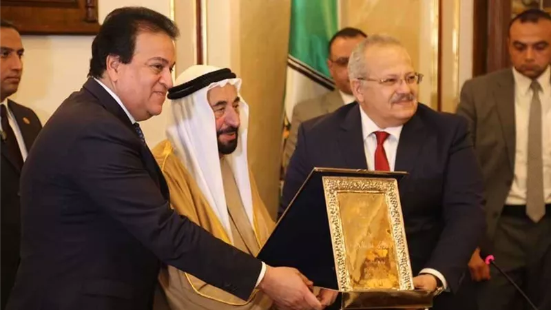 جامعة الدول العربية تهدي حاكم الشارقة ألبومات صور الأمناء