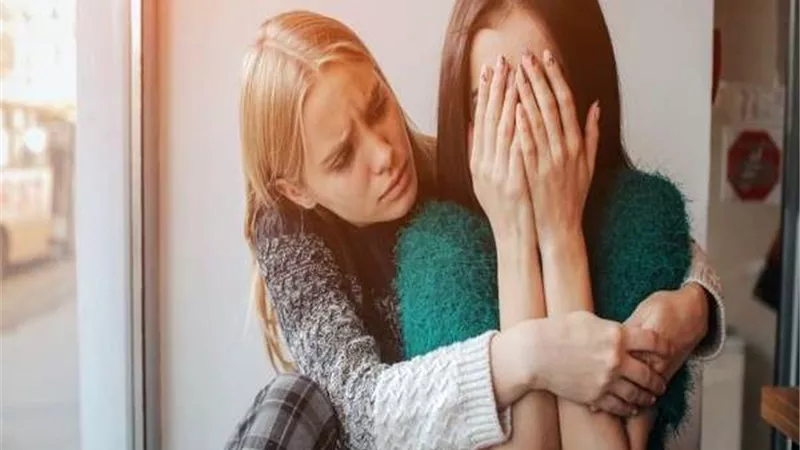 بكاء الآباء أمام أبنائهم  ليس سيئًا بل جيدًا لهم