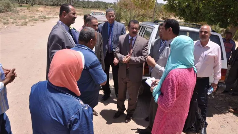 بالصور.. رئيس جامعة الوادي الجديد يتفقد قرى الشركة بالخارجة