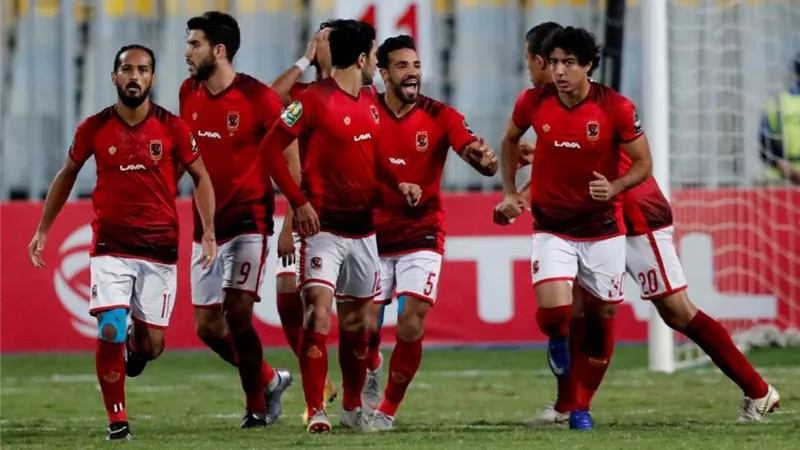 فحص طبي لمدافع الأهلي بعد إصابته أمام إنبي