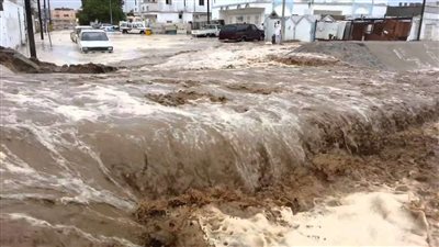 مكبرات صوت تطالب أهالي رأس غارب بالصعود للأدوار العليا خوفًا من السيول