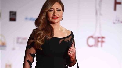 ليلى علوي: أول سفر بمفردي بدون والدتي فى الـ40