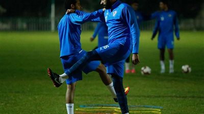لفتة إنسانية من لاعبي الزمالك خلال مران اليوم