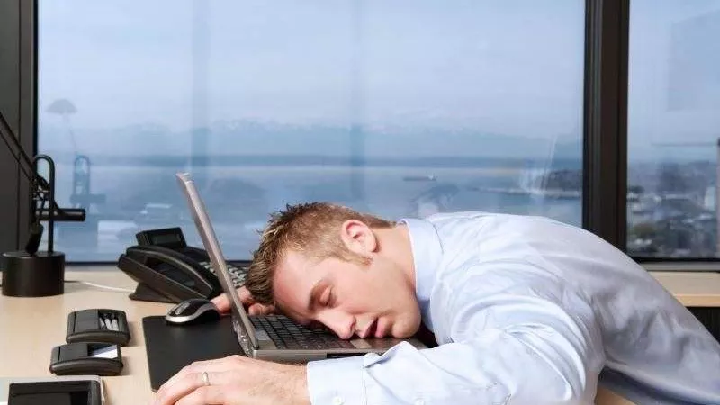 احذر.. قلة الحركة أثناء العمل تزيد مخاطر الوفاة