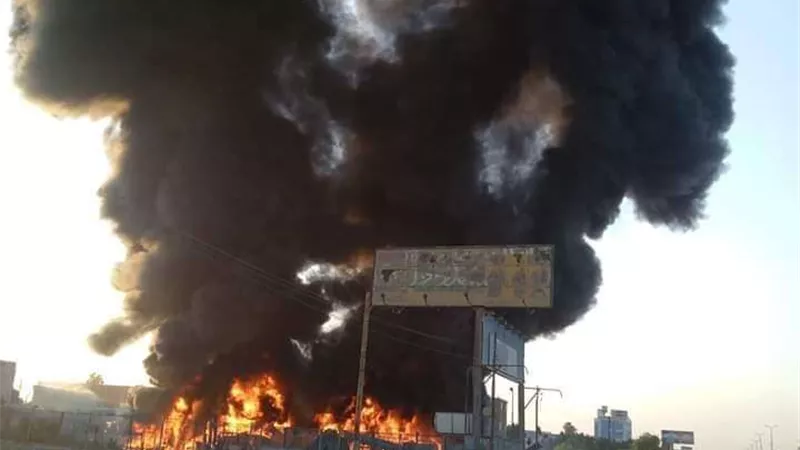 إخماد حريق هائل داخل مصنع مراتب بالعبور
