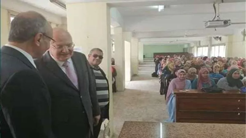 رئيس جامعة الزقازيق يتفقد انتظام الدراسة أول أيام الترم الثاني