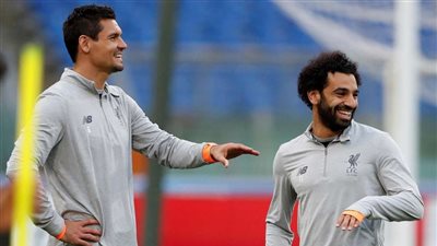 لوفرين يداعب صلاح بعد 