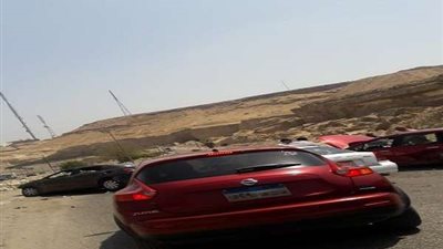 بالصور.. إصابة شخصين إثر انقلاب سيارة أعلى الطريق فى المقطم