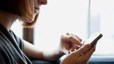 احذر.. الإفراط في استخدام الهاتف يسبب هذا المرض